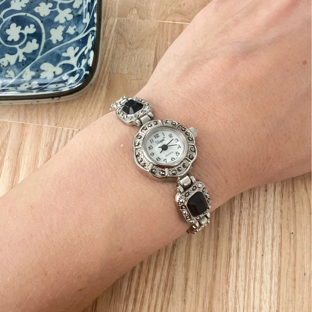 Vivani ladies silver tone bracelet watch NEW BATTERY
